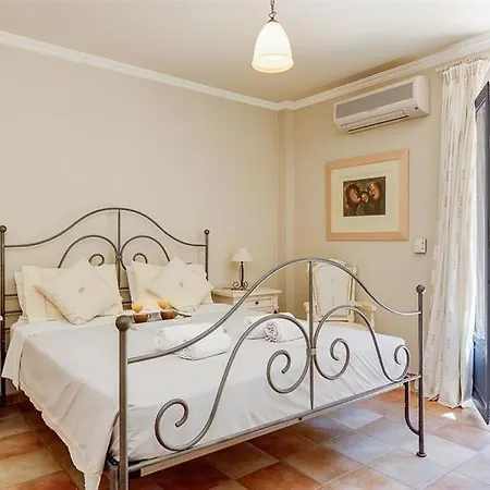 Villa Sleeps 8 Pool Air Con Wifi